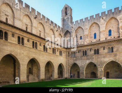 Avignon, Frankreich, 9. September 2016: Hof den Papstpalast in Avignon Stockfoto