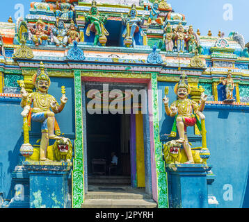 Galle, Sri Lanka - Dezember 4, 2016: Der Eingang zum Shivan hindu Kovil, mit bunten Skulpturen geschmückt, am 4. Dezember in Galle. Stockfoto