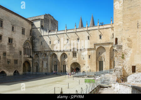 Avignon, Frankreich, 9. September 2016: Hof den Papstpalast in Avignon Stockfoto