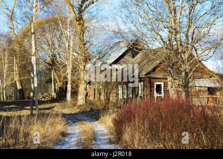 Sonnigen Winterlandschaft mit verlassenen Häusern im Dorf Palcevo... Russland, Twer, Bologovsky Bezirk. Stockfoto