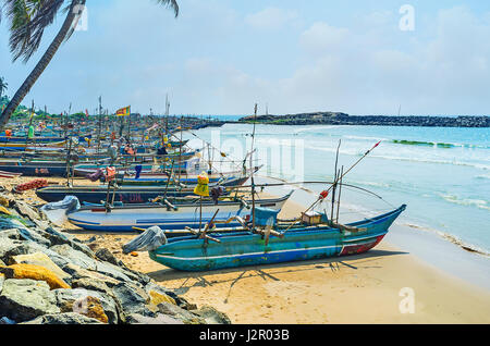 HIKKADUWA, SRI LANKA - 4. Dezember 2016: The Kumarakanda Hafen, voll von Fischen Kanus, gehen Sie zum Strand mehrmals am Tag, am 4. Dezember in Hikkaduwa Stockfoto