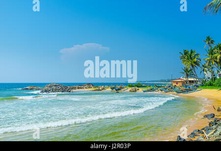 Die Fischerei-Kanus auf dem Sand des Kumarakanda Hafens, befindet sich im Ferienort Hikkaduwa, Sri Lanka. Stockfoto