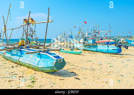 Die Fischer von Sri Lanka nutzen immer noch die traditionelle Art des Fischens mit historischen Oruwa Kanus, Kumarakanda Hafen, Hikkaduwa, Sri Lanka. Stockfoto