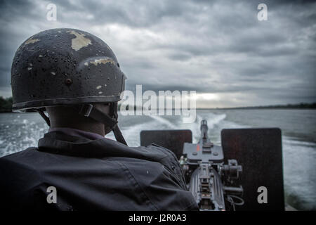 Der nigerianische Marine verlassen Hafen, in den frühen Stunden des Morgens patrouillieren die Flüsse und Bäche für illegale Raffinerien und Öl Läufer, Port Harcourt, Rivers State, Nigeria Stockfoto