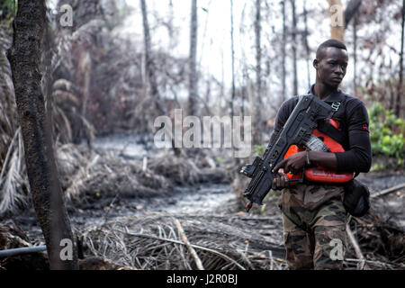 Ein Soldat patrouilliert nahe dem Aufstellungsort einer illegalen Raffinerie im Rahmen des laufenden Vorgangs sicher Delta im Niger-Delta, Rivers State, Nigeria. Stockfoto
