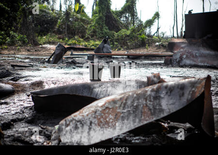 Eine illegale Raffinerie in Bonny Flüsse ein Bereich stark verschmutzten aus Abfällen von illegalen Raffinerien. Port Harcourt, Rivers State, Nigeria Stockfoto