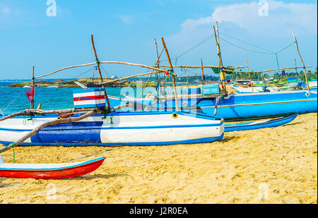 Dodanduwa Hafen lädt die traditionelle Oruwa Boote, stehend auf dem sandigen Ufer, Hikkaduwa, Sri Lanka entdecken. Stockfoto