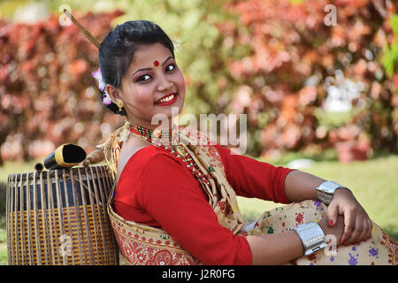 Schöne Assamesisch Mädchen In traditioneller Kleidung mit Dhol und Pepa, Pune, Maharashtra. Stockfoto