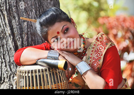 Schöne Assamesisch Mädchen In traditioneller Kleidung mit Dhol und Pepa, Pune, Maharashtra. Stockfoto