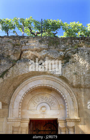 Eingangstor zum historischen Stein Weinkeller von Château Ausone mit Weinbergen oben. St-Émilion, Gironde, Frankreich. [St-Émilion / Bordeaux] Stockfoto