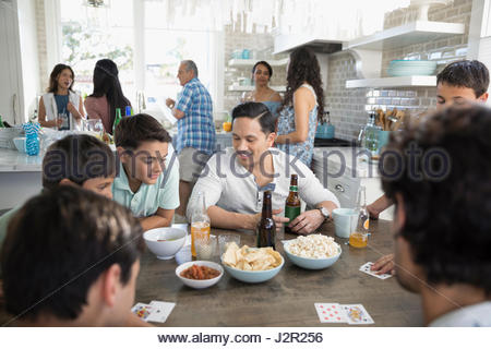 Vater und Söhne Spielkarten, Essen und trinken am Strand Haus Küchentisch