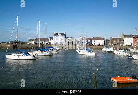 Die charmante georgische Hafen Stadt von Aberaeron an der Cardigan Bay Küste, Ceredigion, West Wales mit Segelboote und Angelboote/Fischerboote im Hafen. Stockfoto