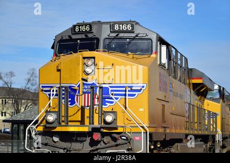 Geneva, Illinois, USA. Eine ausgehende Union Pacific Güterzug aus Chicago unter der Leitung für Punkte West. Stockfoto