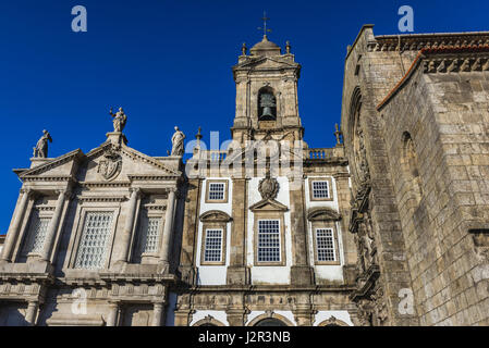 Kirche der ehrwürdigen Dritten Ordens des Heiligen Franziskus (links) und Kirche des Heiligen Franziskus (Igreja de São Francisco) in der Stadt Porto, Portugal Stockfoto