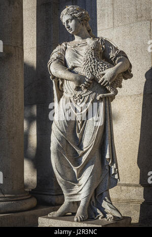 Statue von der Kirche des ehrwürdigen Dritten Ordens des Heiligen Franziskus neben Kirche des Heiligen Franziskus (Igreja de São Francisco) in der Stadt Porto, Portugal Stockfoto