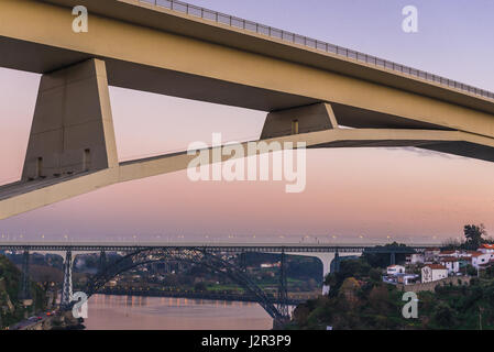 Blick auf drei Brücken zwischen Porto und Vila Nova De Gaia: Infante D. Henrique Brücke und Eisenbahnbrücken Maria Pia (alt) und Saint John, Portugal Stockfoto