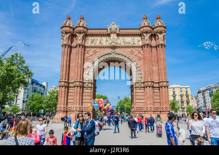 Der Arc de Triomf vom Passeig de Lluís Companys in Barcelona, Spanien gesehen. Stockfoto