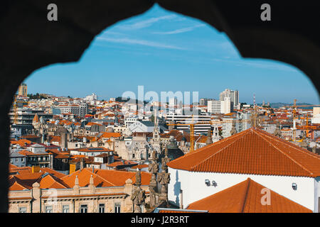 Blick auf den alten Porto Innenstadt von Clerigos Turm. Portugal. Stockfoto