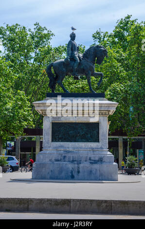 Eine Bronzeskulptur von General Juan Prim saß rittlings auf einem Pferd steht auf einer Plynth vor Barcelona Zoo im Parc De La Ciutadella. Stockfoto