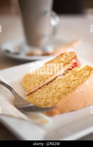 Essen-Kaffee und Kuchen Victoria Biskuit Sweet behandeln Nachmittag behandeln Genuss Dessert gebackene Pudding Backen Gabel Teller Entspannung Stockfoto