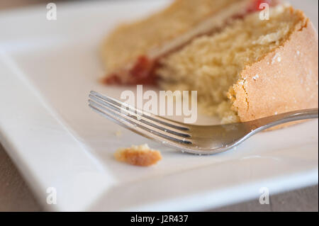 Essen; Kaffee und Kuchen; Victoria Biskuit; Gabel; Dessert; Pudding; Süße; Zu behandeln; Gebacken; Backen; Teilweise gegessen; Entspannung; Am Nachmittag behandeln; Indulg Stockfoto