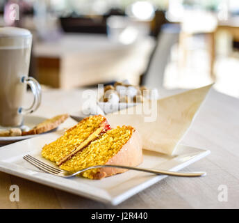 Essen-Kaffee und Kuchen Victoria Biskuit Sweet behandeln Nachmittag behandeln Genuss Dessert gebackene Pudding Backen Gabel Teller Entspannung Stockfoto