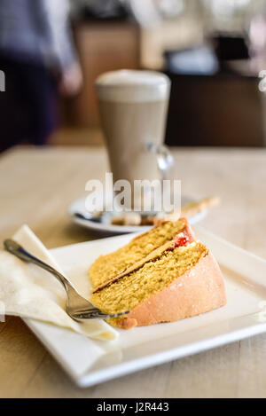 Essen-Kaffee und Kuchen Victoria Biskuit Sweet behandeln Nachmittag behandeln Genuss Dessert gebackene Pudding Backen Gabel Teller Entspannung Stockfoto