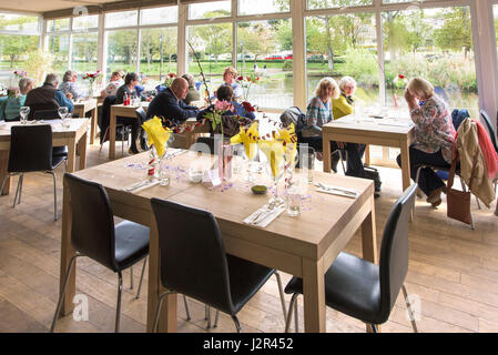 Restuarant Interieur; Kunden; Entspannte Atmosphäre; Genießen; Genuss; Reservierter Tisch; Fest; Tischdekorationen; Restaurants und Bars Stockfoto