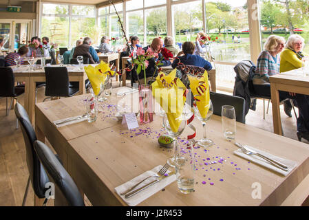 Restaurant Interieur; Tischdekoration; Feier; Kunden; entspannte Atmosphäre; Genießen; Genuss; reservierter Tisch Stockfoto