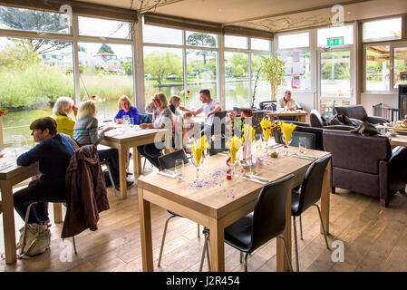 Interieur des Restaurants; Kunden; Entspannte Atmosphäre; Tischdekorationen; Reservierter Tisch; Restaurants und Bars; Genuss; Genießen Stockfoto