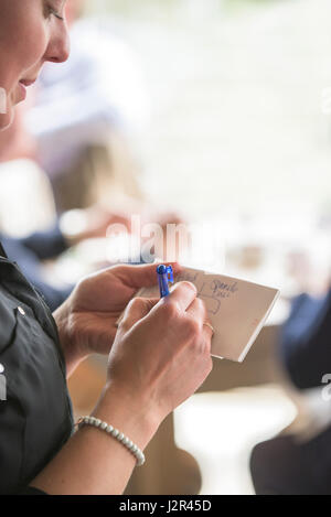 Restaurant Kellnerin Auftragsannahme schreiben eine Auftragsannahme eine Kunden Bestellung Foodservice Branche Food-service Stockfoto