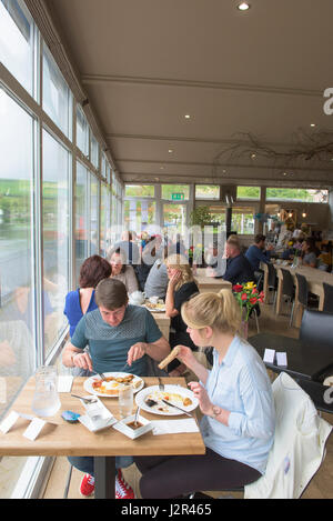 Restaurant innen Diners Essen Essen gehen Kunden beschäftigt Food-Service-Industrie Stockfoto