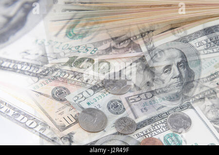 Nahaufnahme von sortierten amerikanischen Münzen und Banknoten Stockfoto