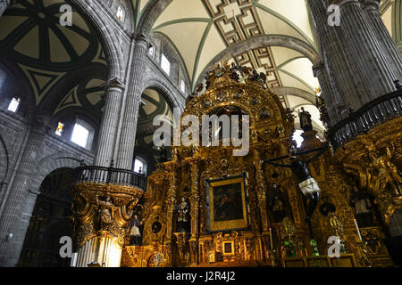 Kathedrale Mariä Himmelfahrt Mariens auf dem Zocalo von Mexiko-Stadt, Mexiko Stockfoto