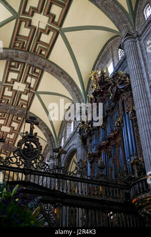 Kathedrale der Himmelfahrt der Maria, historische Dist., Mexico City, Mexiko. Zwei der größten Orgeln aus dem 18. Jahrhundert in Amerika. Stockfoto