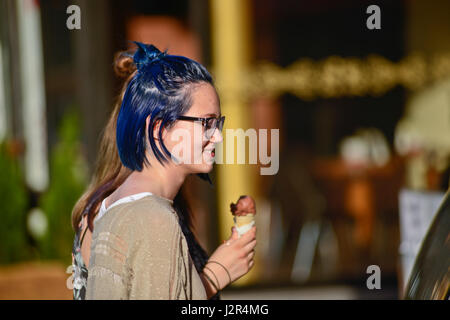Ein Mädchen mit blauen Haaren shopping für Eis Stockfoto