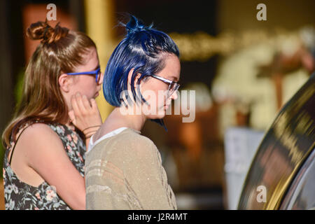 Ein Mädchen mit blauen Haaren shopping für Eis Stockfoto