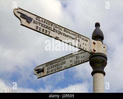 alte Eisen-Wegweiser in Carmunock Dorf in der Nähe von Glasgow auf lokale Städte und Orte Stockfoto