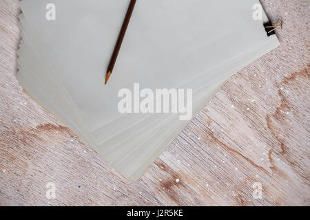 Weißes Papier und Bleistift auf alten Holzboden. Stockfoto