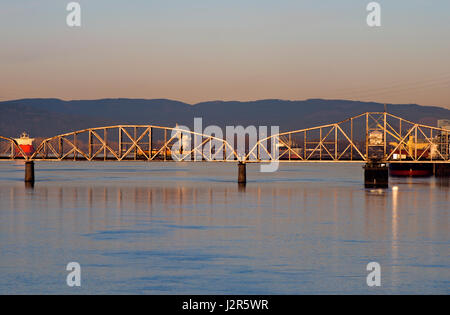 Sektionaltore Bogen Dachstuhl Drehbrücke Beine mit Drehmechanismus in der Morgen-Sonne und Reflex-Oberfläche des Columbia River im Hintergrund einschalten Stockfoto