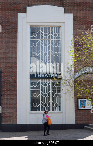 Fenster des Art-Deco-Broadway Kino, Broadway, Letchworth Garden City, Hertfordshire, England, Vereinigtes Königreich Stockfoto