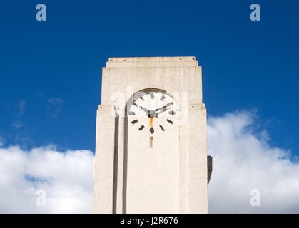 Die Art-deco-Uhrturm am Busbahnhof, Seaton Carew, Hartlepool, England, UK Stockfoto