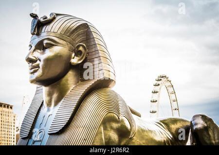 A bronze Sphinx neben Kleopatras Nadel, Victoria Embankment, London, England, UK Stockfoto