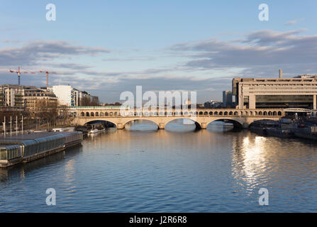 Pont de Bercy, Bercy Brücke und Seineufer, Paris, Frankreich Stockfoto