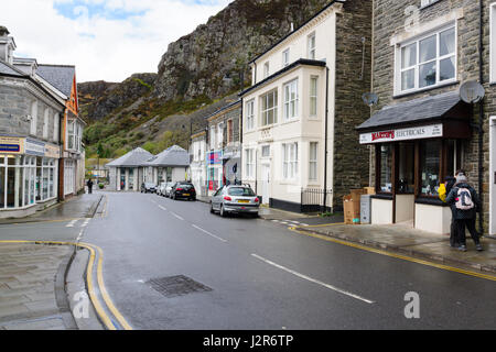 Die Hauptstraße in der Walisischen Bergbaustadt Blaenau Ffestiniog berühmt für seine Schiefergruben und in der Mitte des Snowdonia gelegen Stockfoto