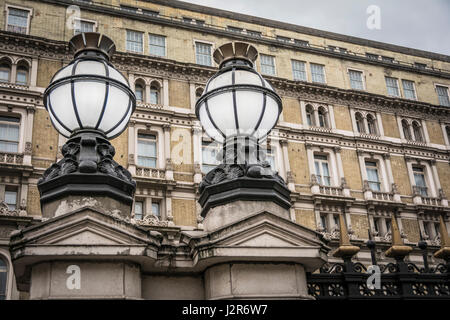 Dekorative Innenhoflampen auf dem Vorplatz des Bahnhofs Charing Cross in London, England, Großbritannien Stockfoto