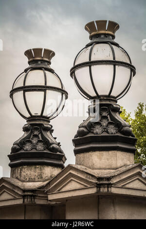 Dekorative Innenhoflampen auf dem Vorplatz des Bahnhofs Charing Cross in London, England, Großbritannien Stockfoto