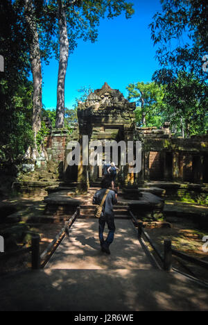 Besucher vor Ta Prohm Tempel in Angkor Komplex, Siem Reap, Kambodscha. © Anastasia Ika Stockfoto