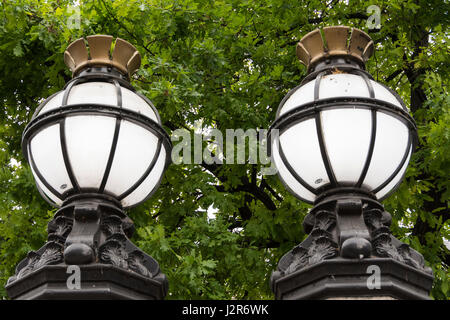 Dekorative Innenhoflampen auf dem Vorplatz des Bahnhofs Charing Cross in London, England, Großbritannien Stockfoto