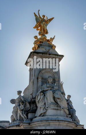 Das Victoria Memorial ist eine Skulptur gewidmet, Queen Victoria, geformt durch Sir Thomas Brock in London, im Zentrum der Queen es Gardens in f Stockfoto